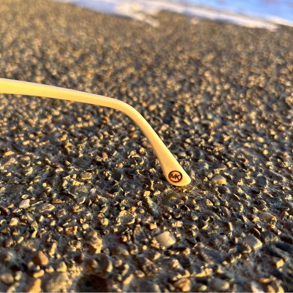 MICHAEL KORS WOMEN SUNGLASS GRIFFIN M2472S 101 WHITE/GOLD METAL w/ Original Case - Picture 5 of 8